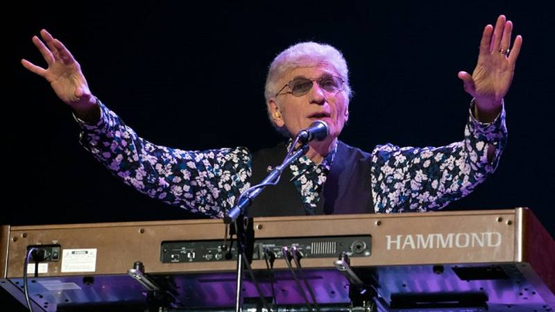 does dennis deyoung tour anymore