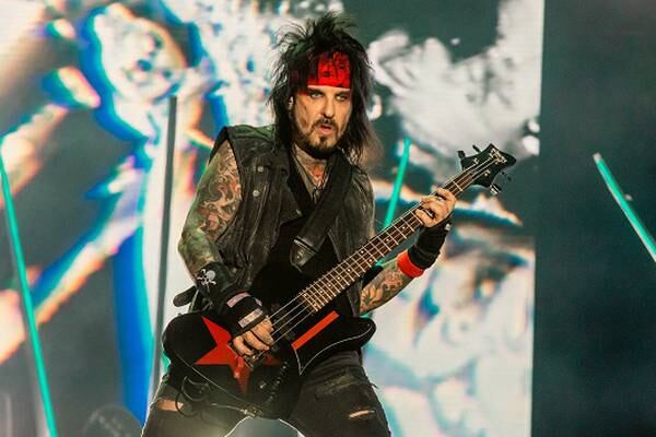 9 to Sixx: Mötley Crüe bassist collaborating with Dolly Parton